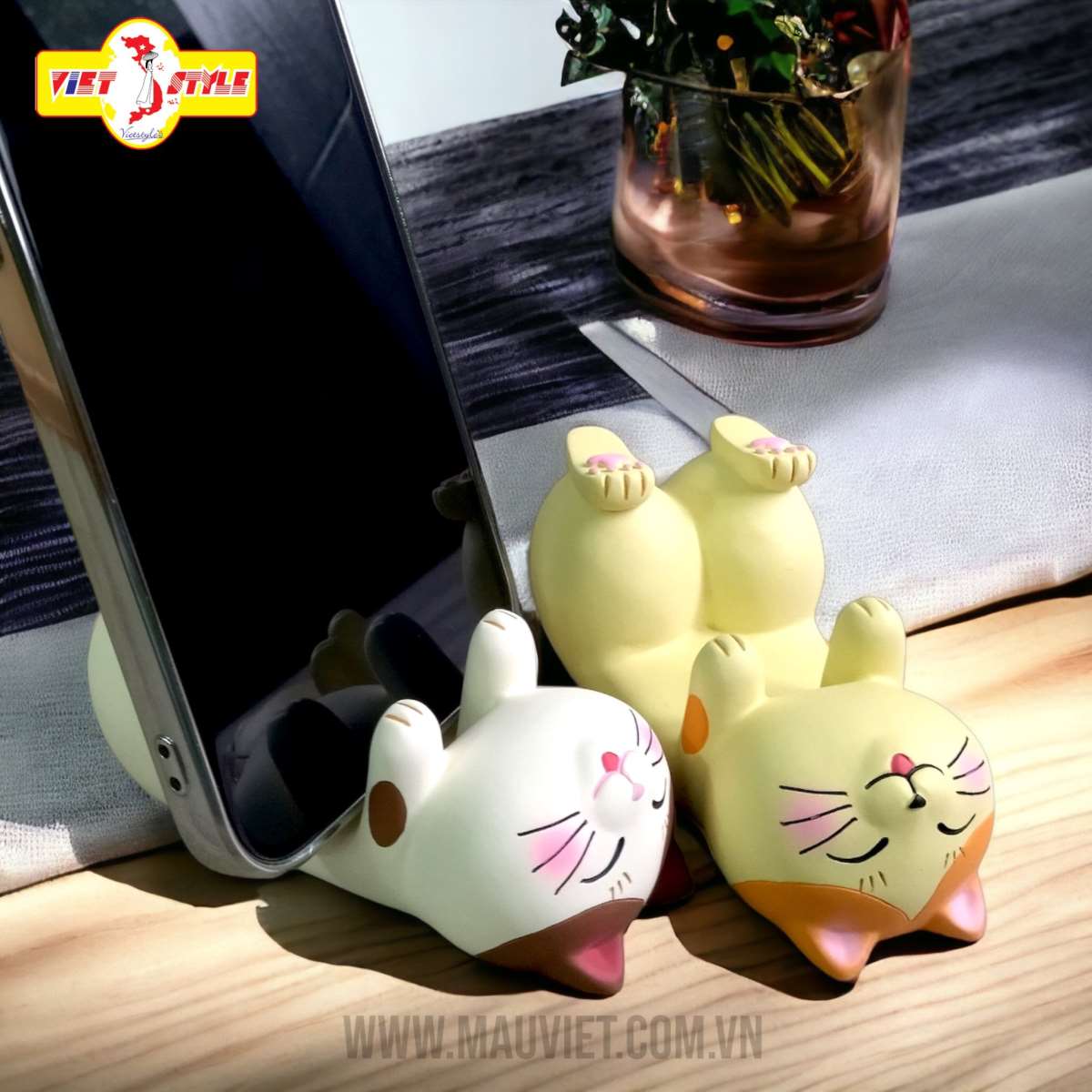 Tượng mèo nằm đỡ điện thoại dễ thương - Màu kem
